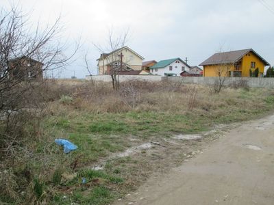 Teren intre case, langa Hanul cu Ponei